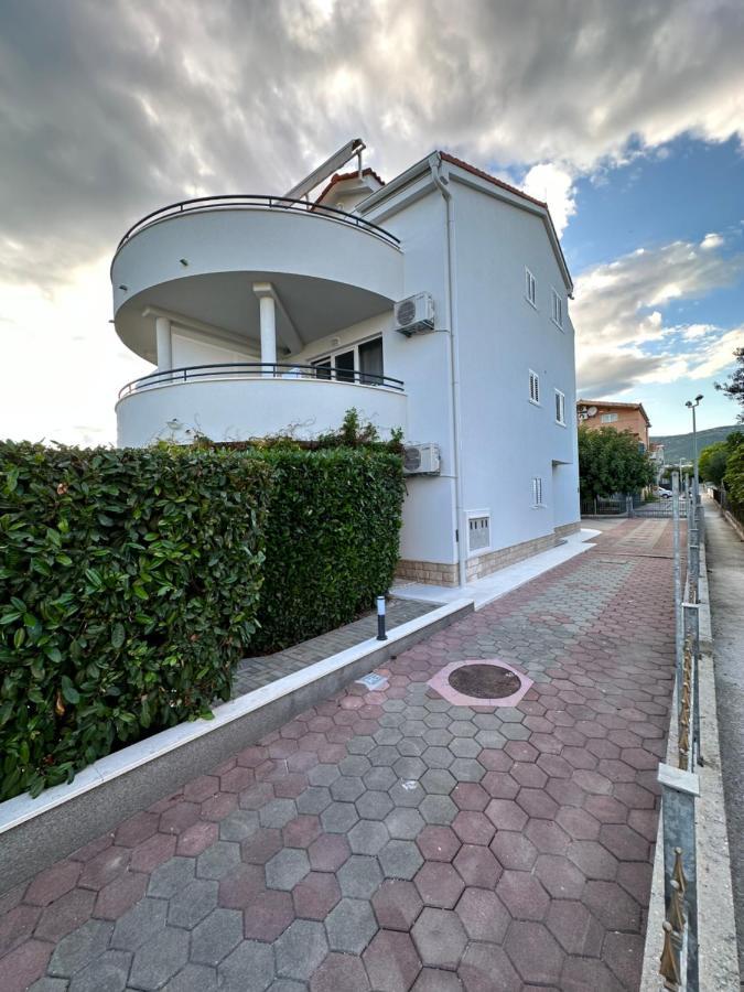 Apartments Villa Ohana Kaštela Exteriör bild